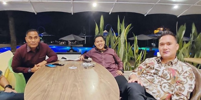 Petugas kepolisian melakukan razia di tempat hiburan malam di Medan