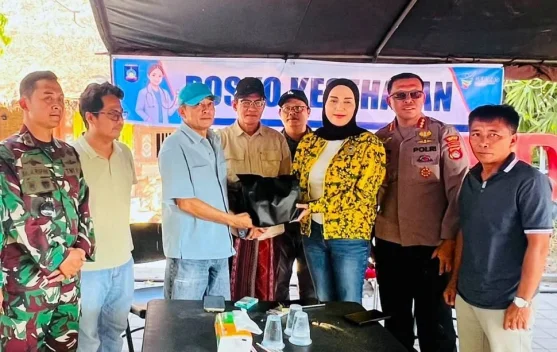 Puing rumah tradisional di Desa Adat Sade setelah kebakaran