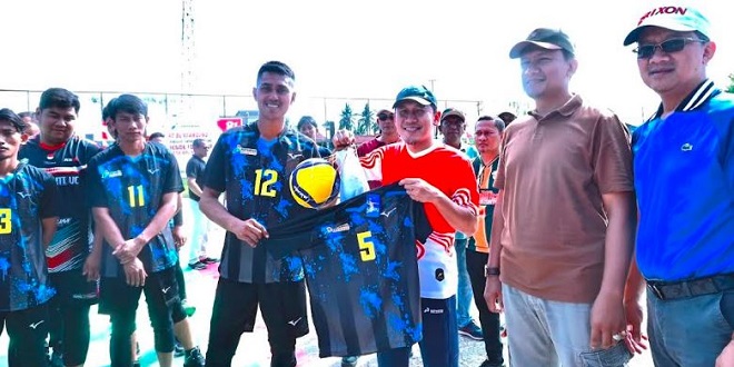 Atlet voli berlaga di Lapangan Voli Basecamp PT Perta Arun Gas selama turnamen