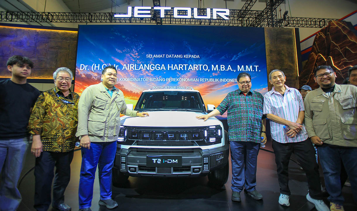 Airlangga Hartarto meninjau booth JETOUR dan model T2 i-DM di GIIAS 2026