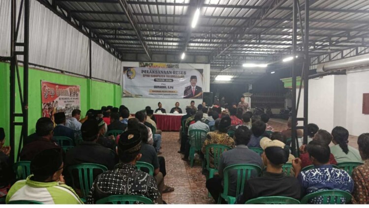 Sumarno berdialog dengan warga Desa Pucung Kidul saat reses di Tulungagung