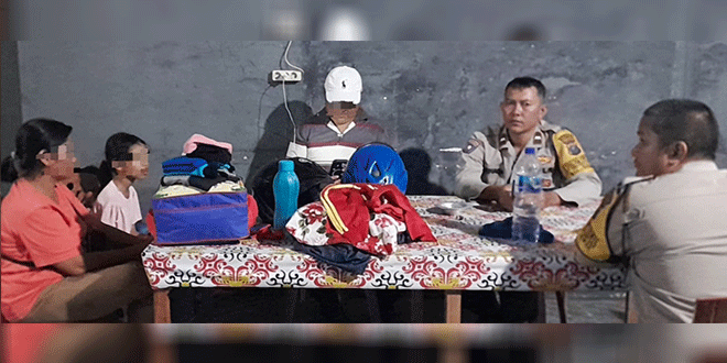 Petugas polisi memeriksa lokasi penarikan paksa sepeda motor di Siantar Timur