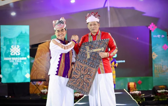 Menteri Koperasi mendorong pembentukan koperasi untuk perajin tenun Toraja di Pasar Seni Makale