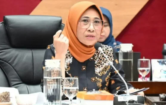 Asap kebakaran hutan dan lahan menyelimuti wilayah Kalimantan dan mengganggu aktivitas warga