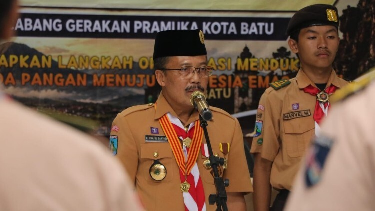 Ketua Kwarcab Punjul Santoso saat pelantikan pengurus DKC Kota Batu di Balai Kecamatan Junrejo
