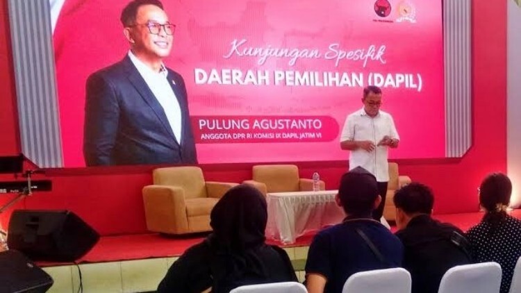 Pulung Agustanto memberi edukasi gizi dan keamanan pangan kepada warga Desa Karangtengah, Kediri