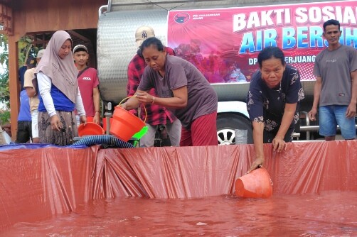 Dua truk tangki mengantar air bersih ke wilayah pelosok Dusun Gagan, Ngawi