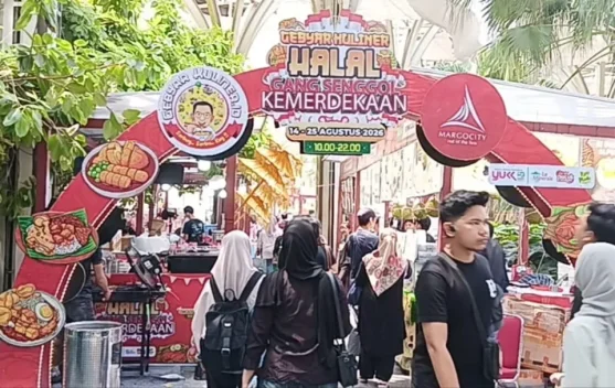 Kerumunan pengunjung dan lapak kuliner di Gebyar Kuliner Halal Margo City