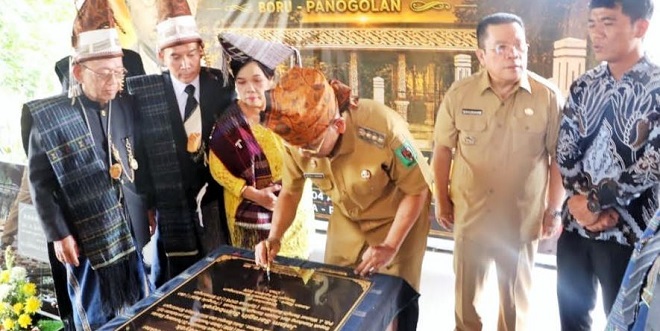 Bupati Anton Saragih dan Wali Kota Wesly Silalahi saat peresmian makam dr Djasamen Saragih