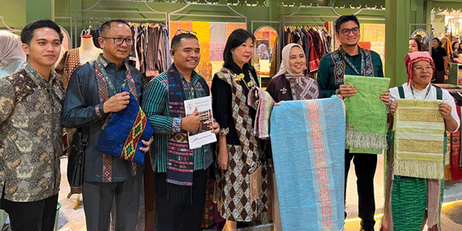 Suasana pameran Karya Kreatif Indonesia KKI 2026 menampilkan produk UMKM dan pengunjung