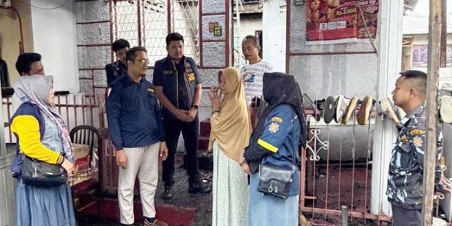 Relawan AMPI menyerahkan bantuan sembako kepada korban kebakaran di Binjai