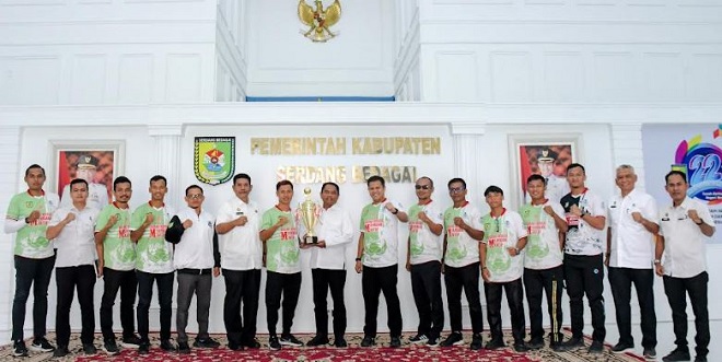 Tim Korpri Dambaan FC menyerahkan piala kepada Bupati Darma Wijaya di Seirampah