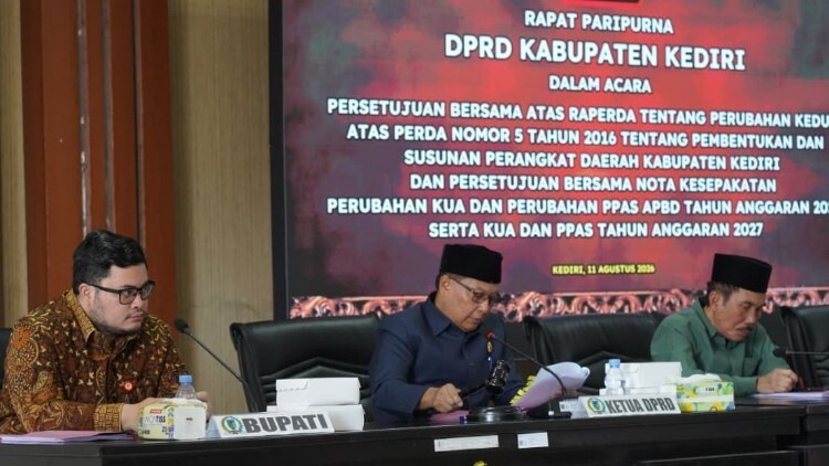 Bupati Kediri menandatangani Raperda penataan OPD di ruang paripurna