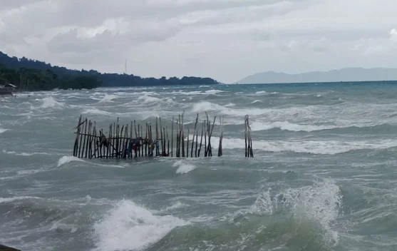 Gelombang tinggi di perairan Indonesia akibat bibit siklon di Laut Filipina