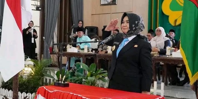Pelaksana Tugas Bupati Tiorita mengukuhkan Paskibraka Langkat 2026 di Jentera Malay