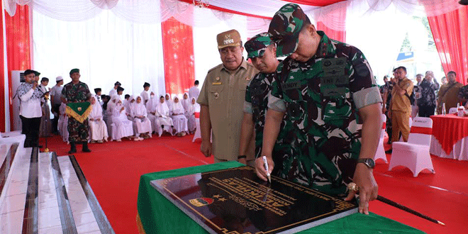 Pangdam I/BB dan Bupati Asahan saat peresmian Masjid Al-Ikhlas di Kodim 0208/Asahan