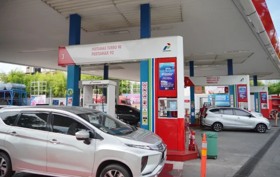Ilustrasi pengisian bensin Pertamax di SPBU Pertamina