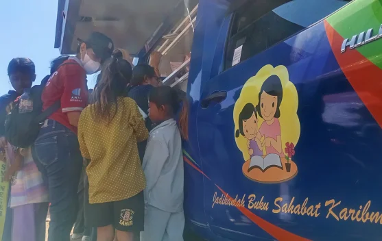 Anak-anak mengikuti perpustakaan keliling dan kegiatan trauma healing di GOR Samador, Sikka