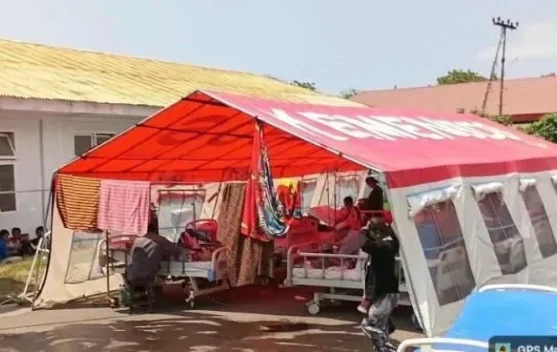 Dapur MBG menyiapkan makanan untuk pengungsi gempa di Nusa Tenggara Timur