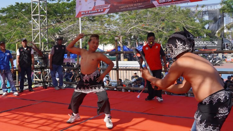Pagelaran Tiban di Alun-Alun Kanigoro Blitar dengan jawara dari berbagai daerah