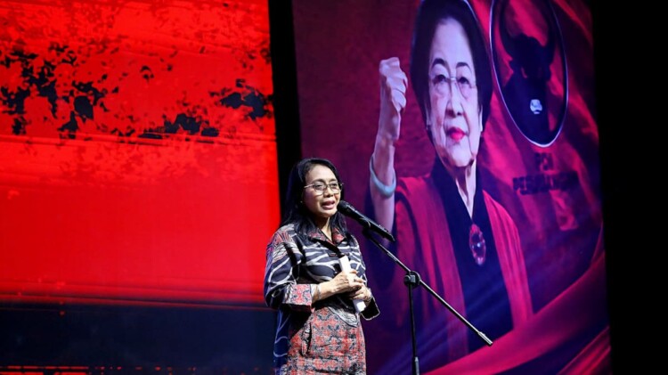 Peserta memamerkan desain kebaya dan kerudung di Fatmawati Trophy Regional 8 Jawa Timur
