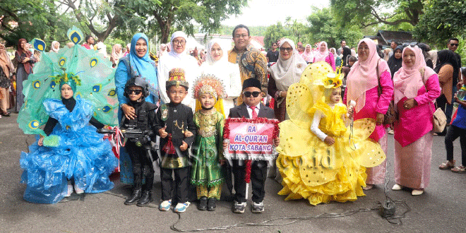 Anak-anak PAUD memakai kostum warna-warni saat Pawai Karnaval di Lapangan Yos Sudarso Sabang