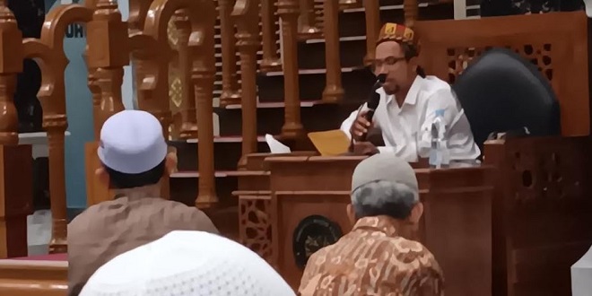 Suasana pengajian taubat di Masjid Agung Darul Falah Langsa pada malam hari