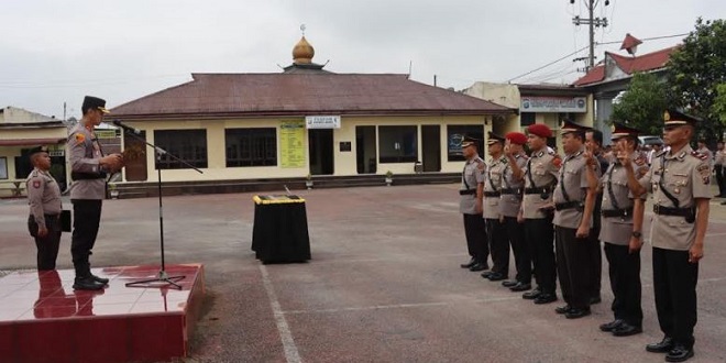 Upacara Serah Terima Jabatan di halaman apel Polres Dairi