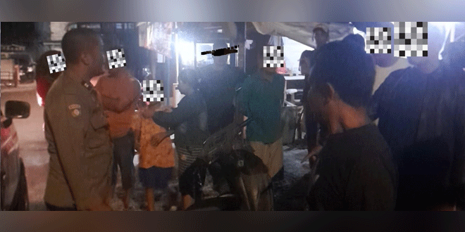 Polisi mengamankan sepeda motor di lokasi keributan Siantar Timur