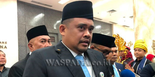Petugas membawa sampel makanan ke laboratorium untuk pemeriksaan keracunan