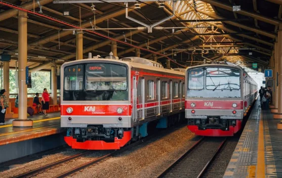 Penumpang menunggu di stasiun KAI Commuter akibat gangguan KRL