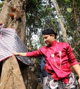 Masyarakat mengenakan pakaian adat melakukan Meteri Bumi di sumber air Kedungdowo