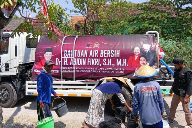 Warga antre menerima distribusi air bersih di Bojonegoro selama kekeringan