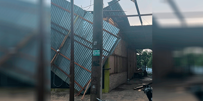 Kerusakan rumah akibat angin puting beliung di Dolok Masihul, Serdang Bedagai