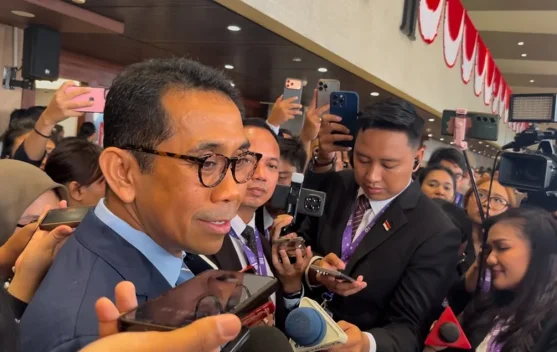 Kamrussamad menyampaikan pandangan tentang pertumbuhan ekonomi dan penciptaan lapangan kerja di kompleks parlemen