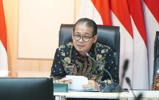 Ilustrasi kemasan beras fortifikasi dengan label gizi dan logo pengawasan