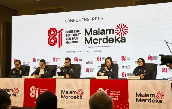 Kerumunan penonton menyaksikan pertunjukan malam di kawasan Monas saat perayaan HUT RI