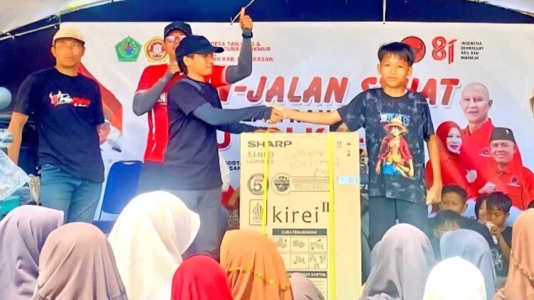 Warga mengikuti jalan sehat HUT ke-81 RI di Desa Tanjung, Pamekasan