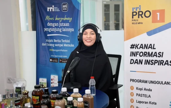 Pemilik New Home Product memegang produk madu dan herbal untuk pemasaran online