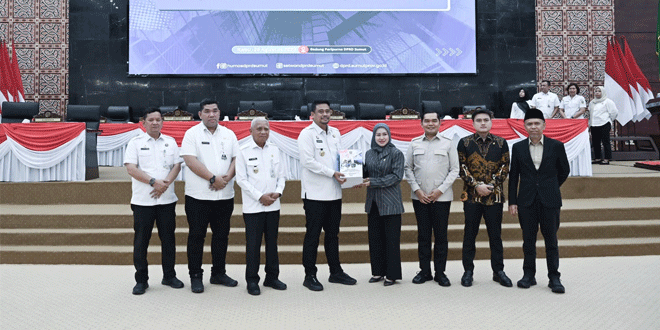 Gubernur Sumatera Utara menyerahkan Ranperda P-APBD 2026 di Gedung DPRD Sumut