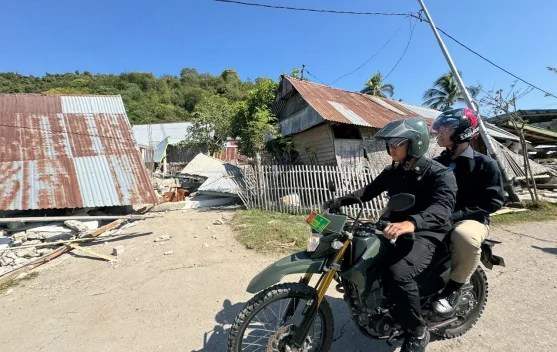 Wapres Gibran menumpang sepeda motor saat meninjau Kampung Waso di Manggarai Timur pasca gempa