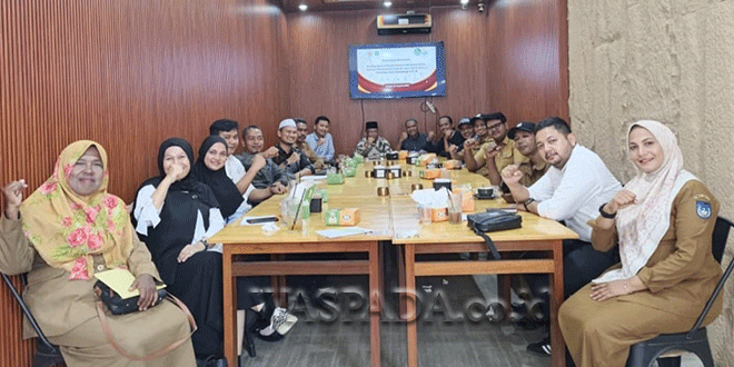 Peserta FGD peradilan adat gampong di Langsa sedang mendengarkan pemateri