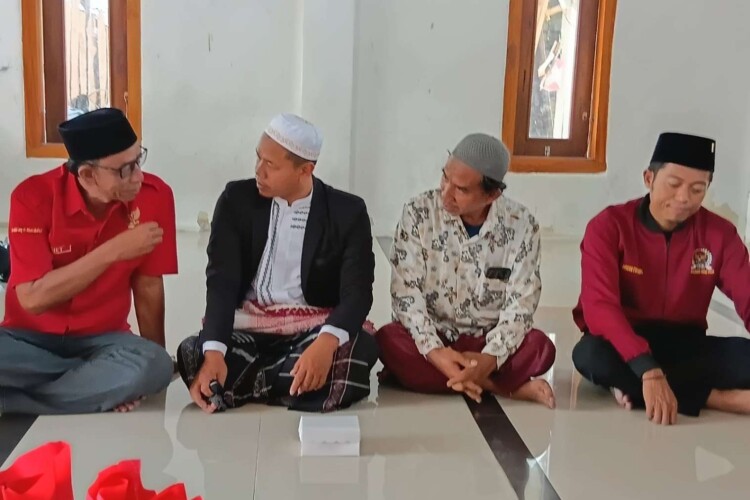 Penyerahan wakaf Al-Qur'an dan bingkisan oleh Abidin Fikri di Masjid Mertongolo, Bojonegoro, 28 Agustus 2026