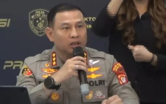 Petugas polisi di kawasan Senayan saat pengaturan zona pelayanan aspirasi
