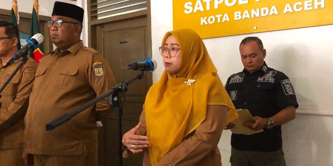 Kepala Satpol PP-WH Banda Aceh memberi keterangan pada konferensi pers terkait kasus Kepala Inspektorat