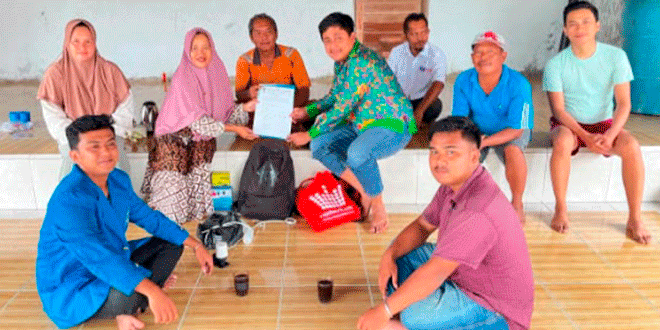 Tim UMSU menyerahkan perangkat Smart Vineyard IoT kepada petani anggur di Deliserdang