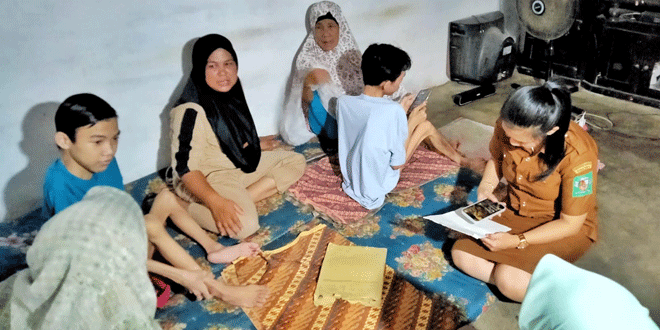 Tim medis Dinas Kesehatan Simalungun memeriksa dua pasien DMD di rumah mereka