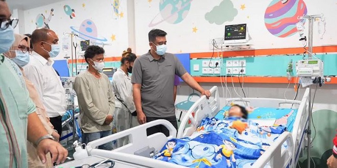 Gubernur Bobby Nasution menjenguk murid korban keracunan di RSU Haji Medan