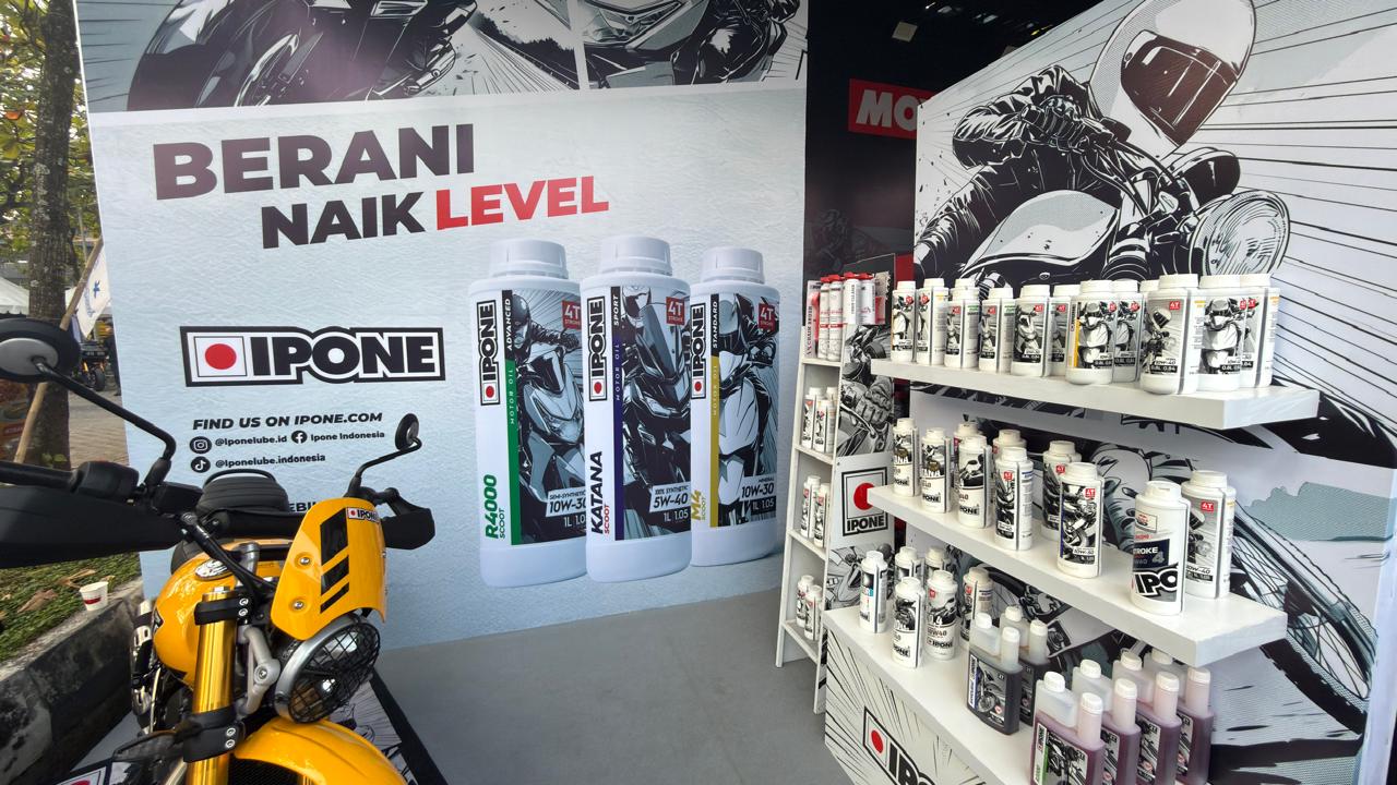Stan IPONE menampilkan produk pelumas motor di Indonesian Custom Show 2026, Jogja Expo Center