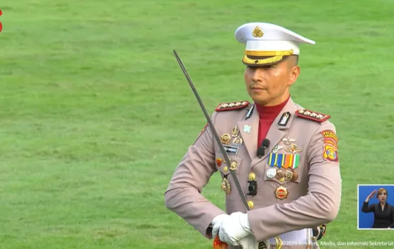 Kombes Pol Jerrold memimpin prosesi penurunan bendera di Istana Merdeka